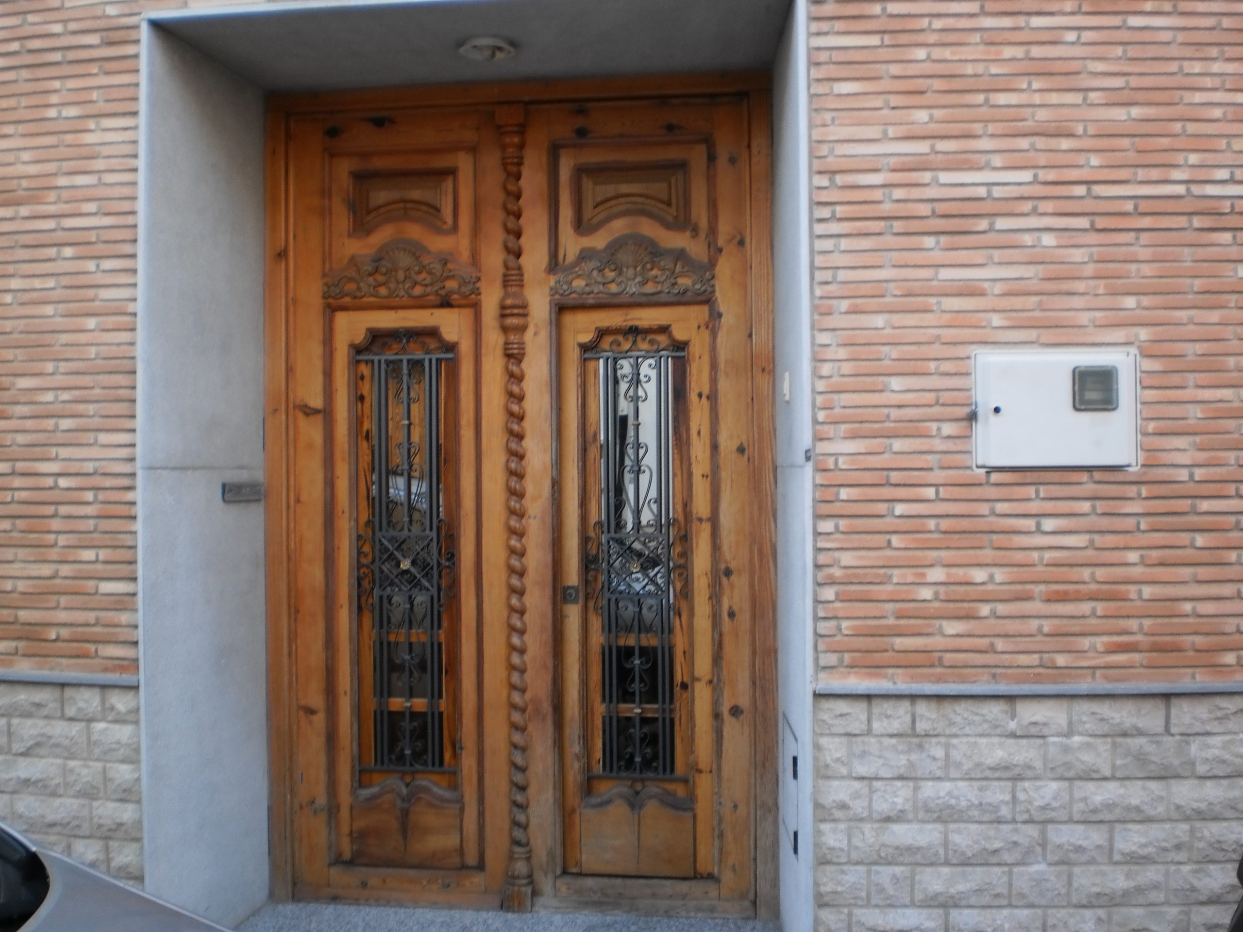 Antes restauración de puerta de entrada