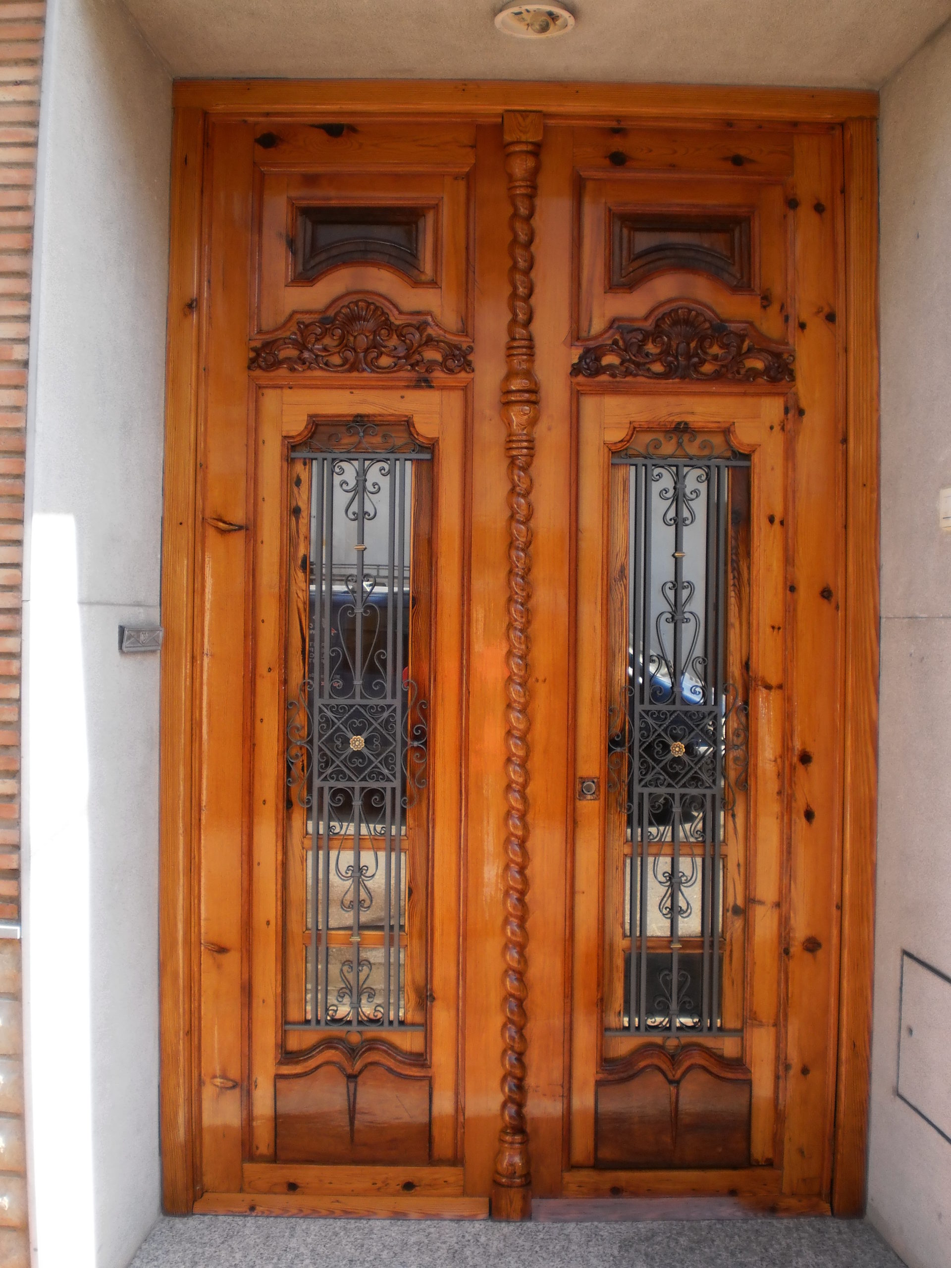 Después restauración de puerta de entrada