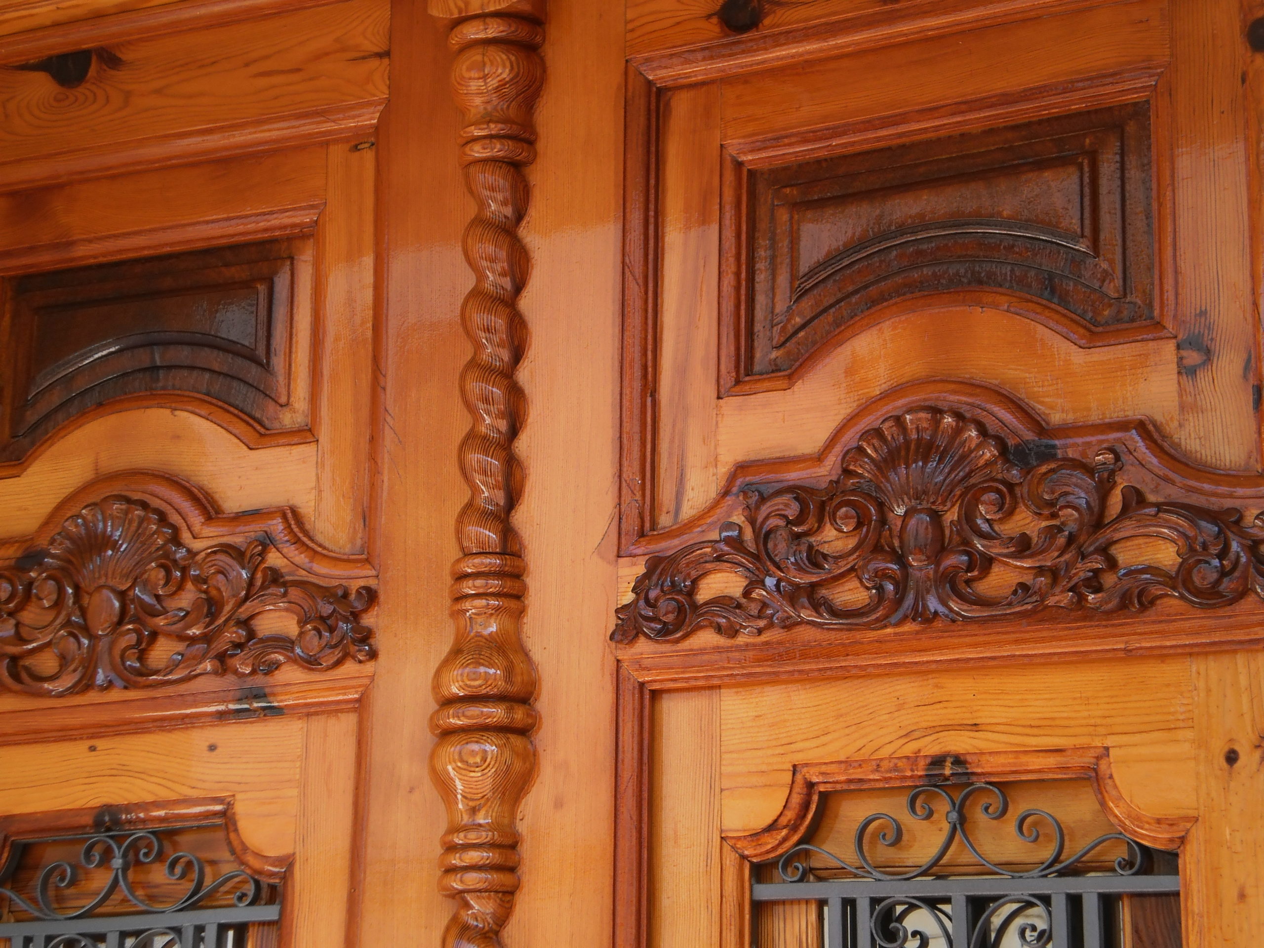Puerta de entrada de madera