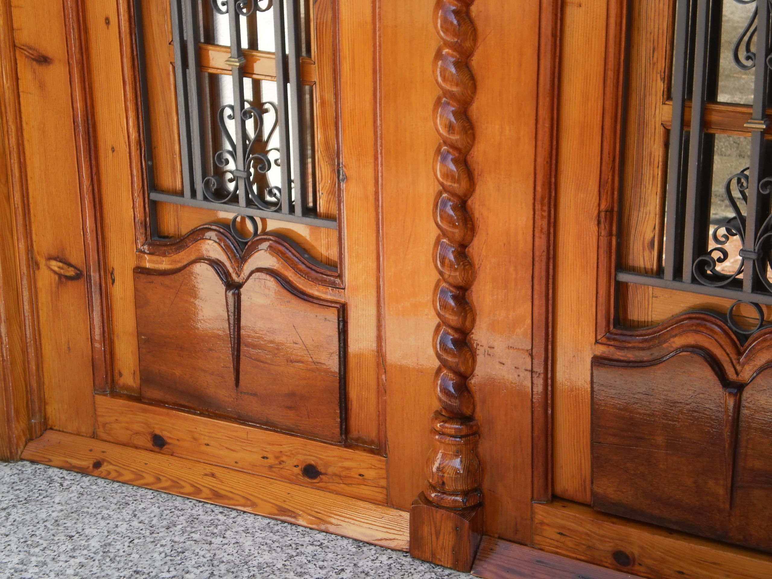 Puerta de entrada de madera