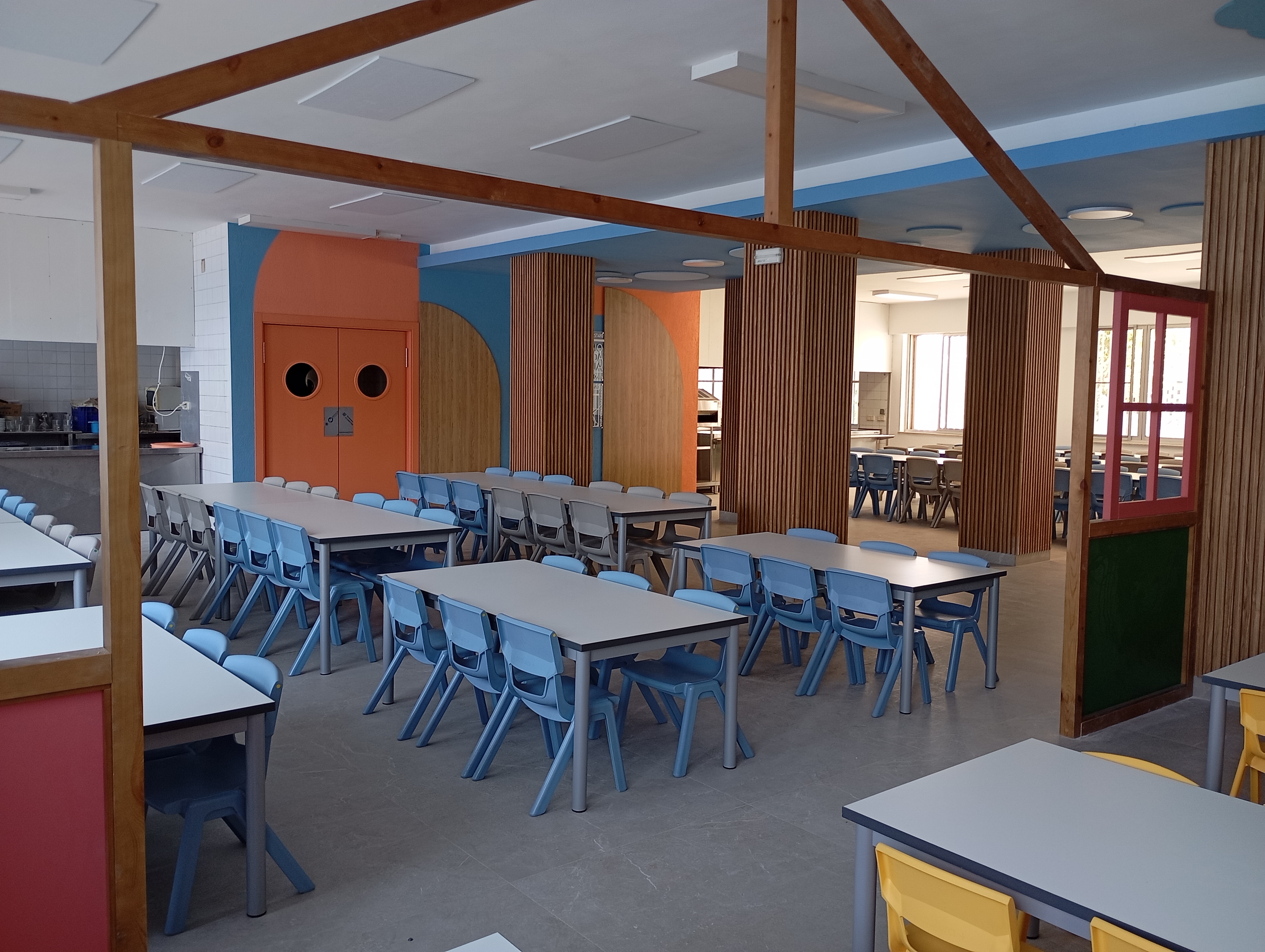 Pintura en comedor escolar