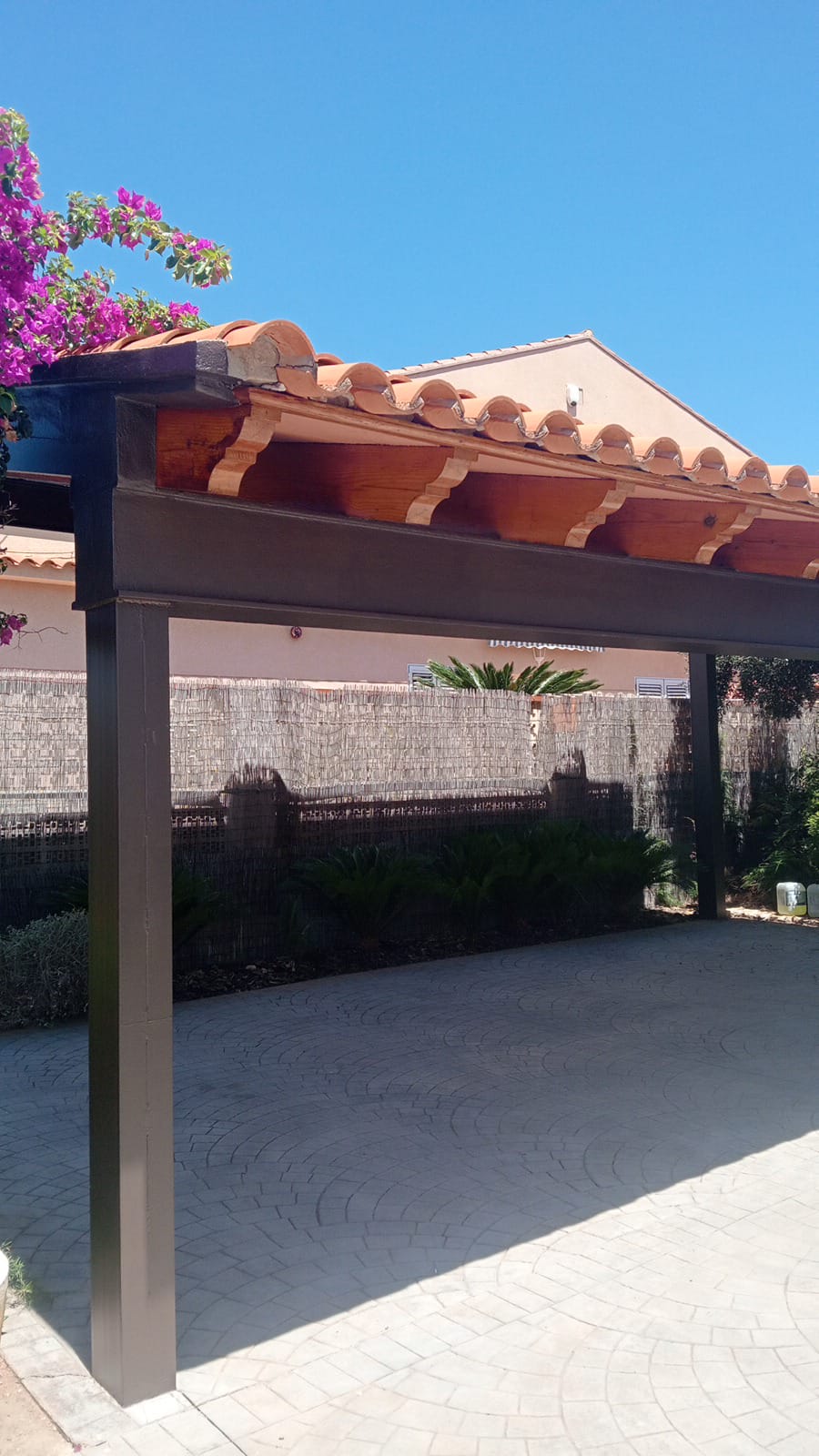 Acabado de hierro en parking privado