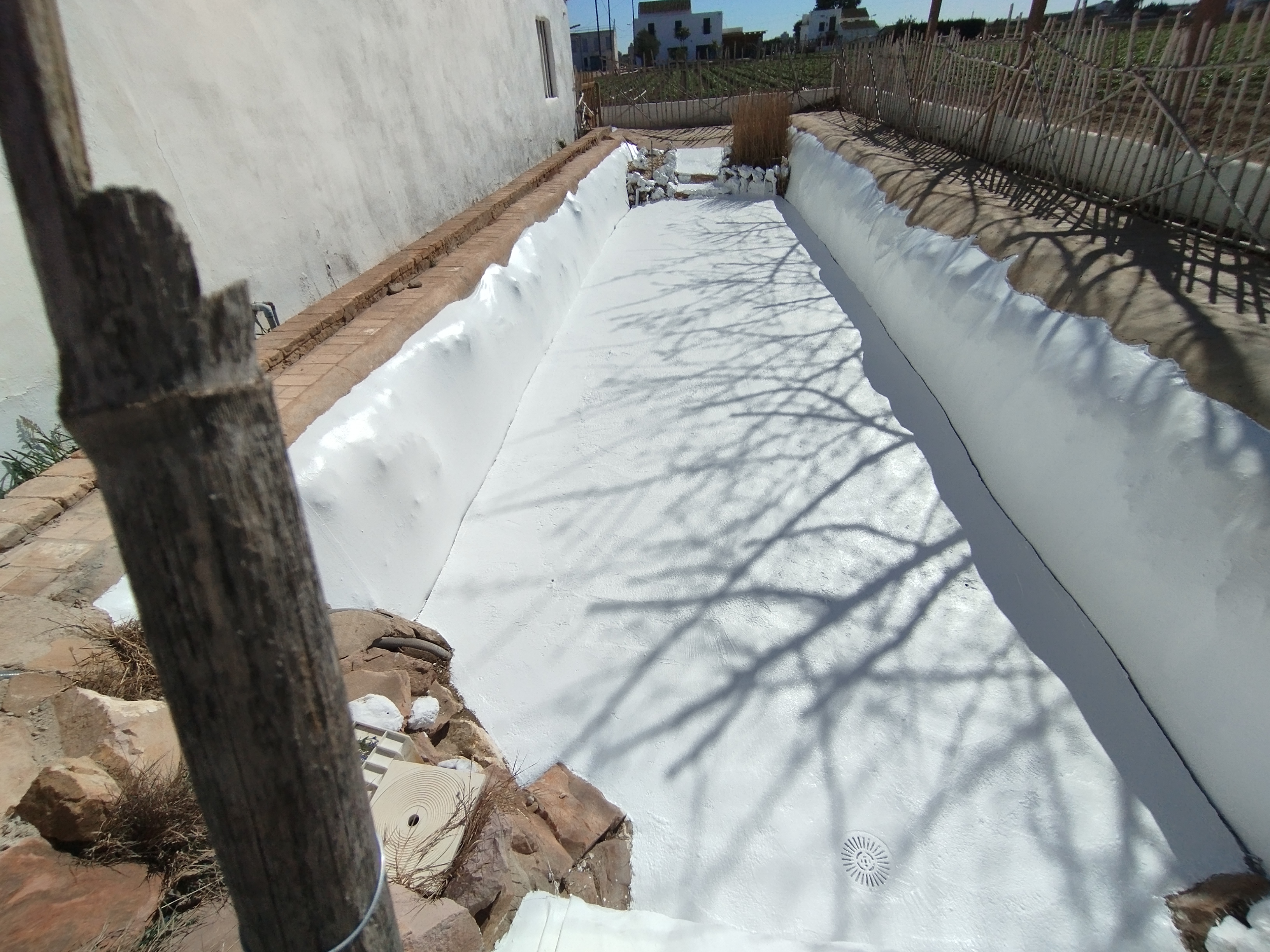Piscina terminada de pintar