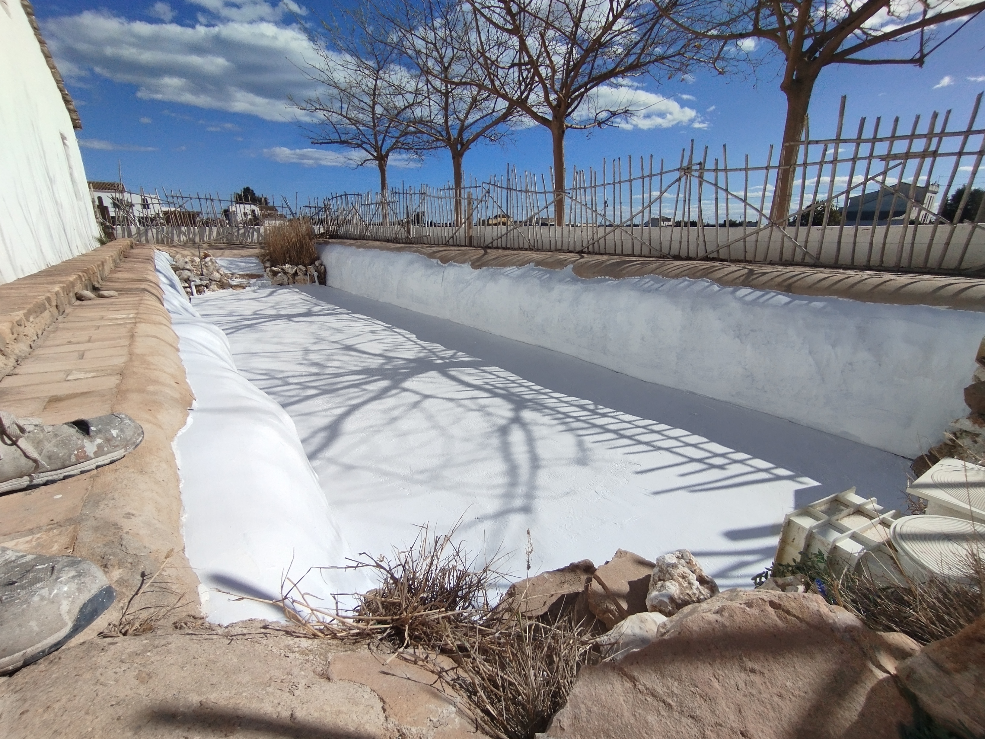 Piscina terminada de pintar