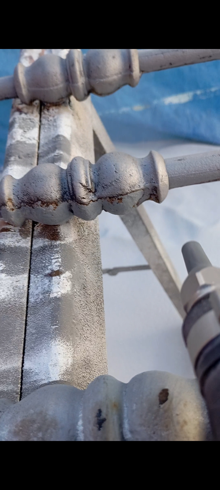 Limpieza de rejas metálicas con arenadora